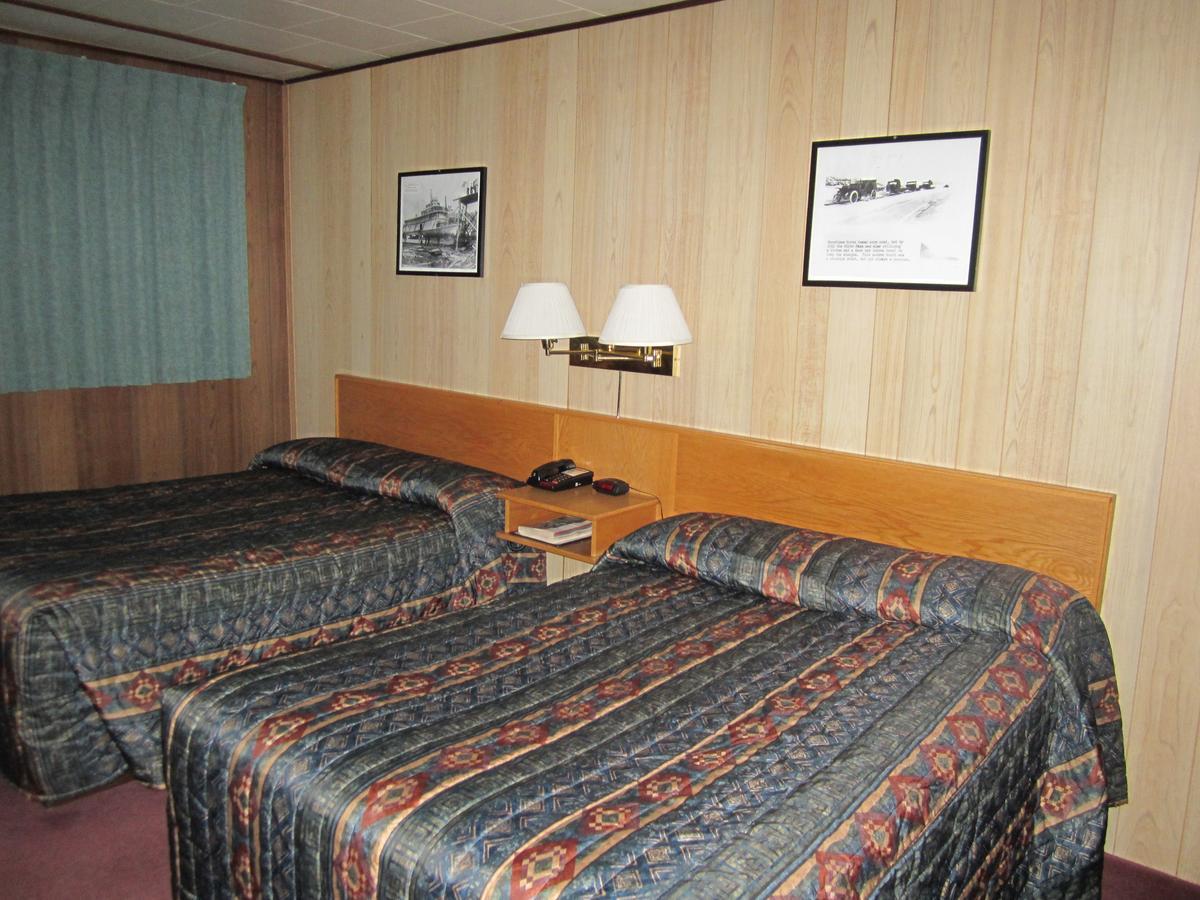 Airport Chalet Уайтхорс Экстерьер фото