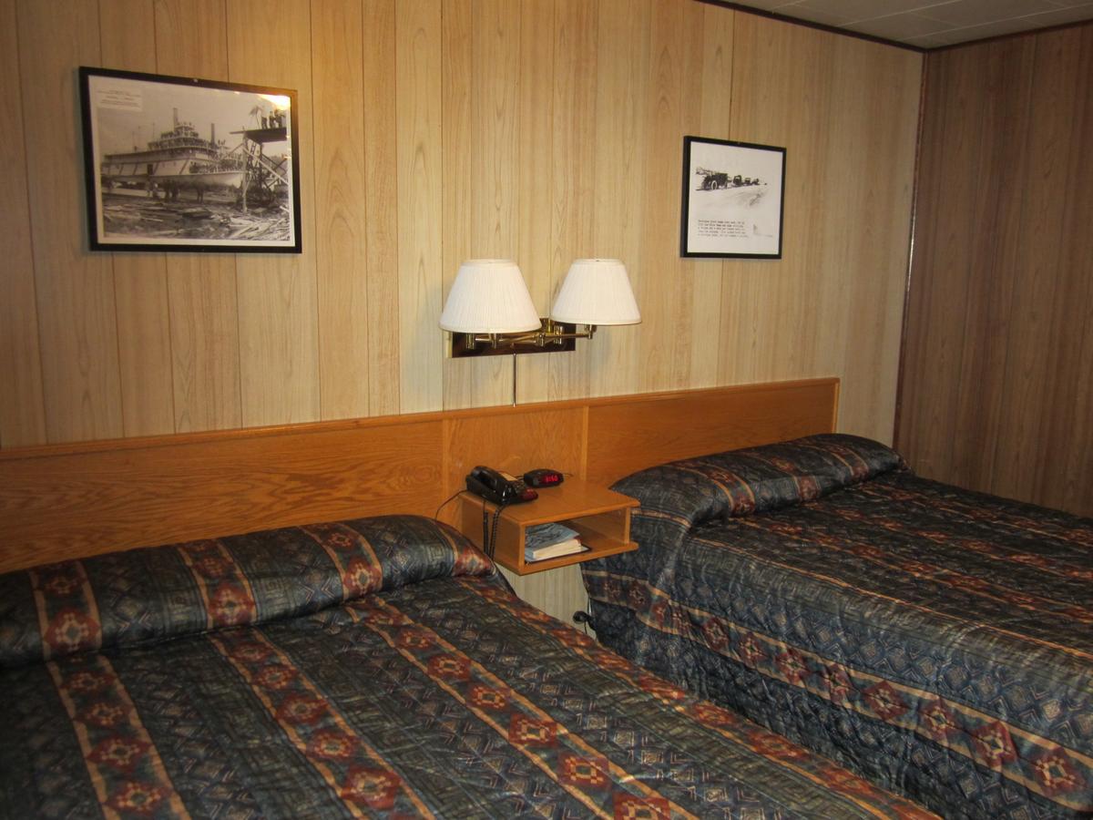 Airport Chalet Уайтхорс Экстерьер фото