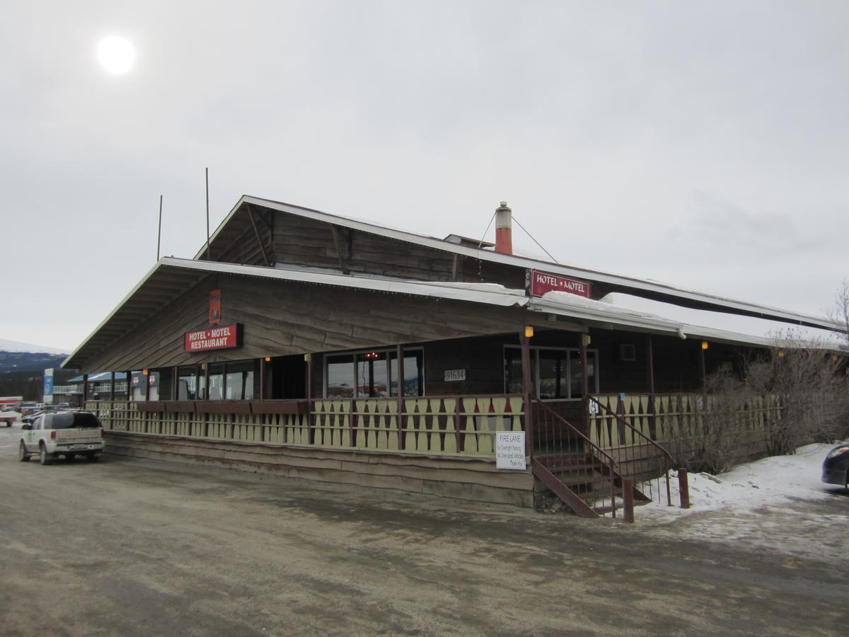 Отель Airport Chalet Уайтхорс Экстерьер фото