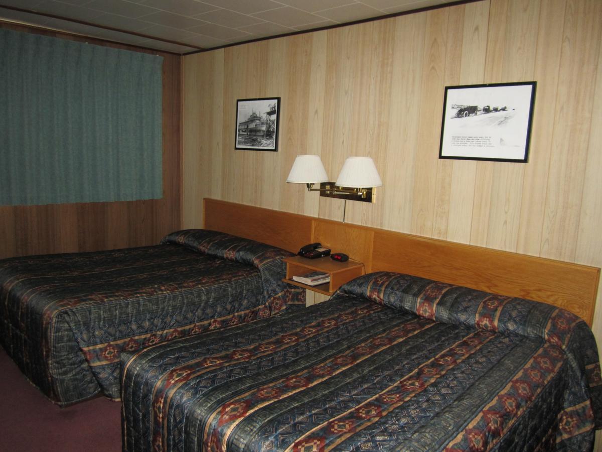 Airport Chalet Уайтхорс Экстерьер фото