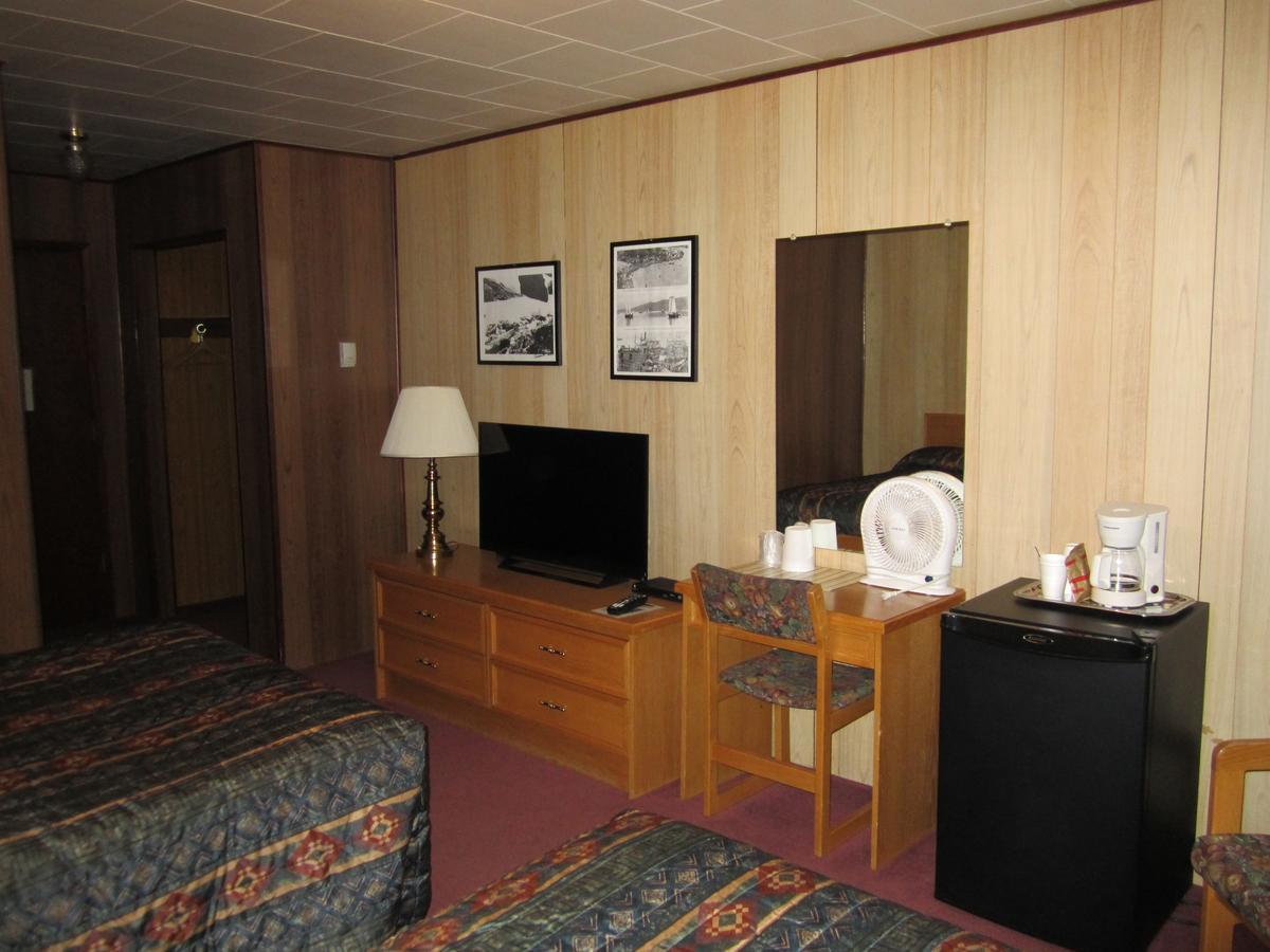 Airport Chalet Уайтхорс Экстерьер фото