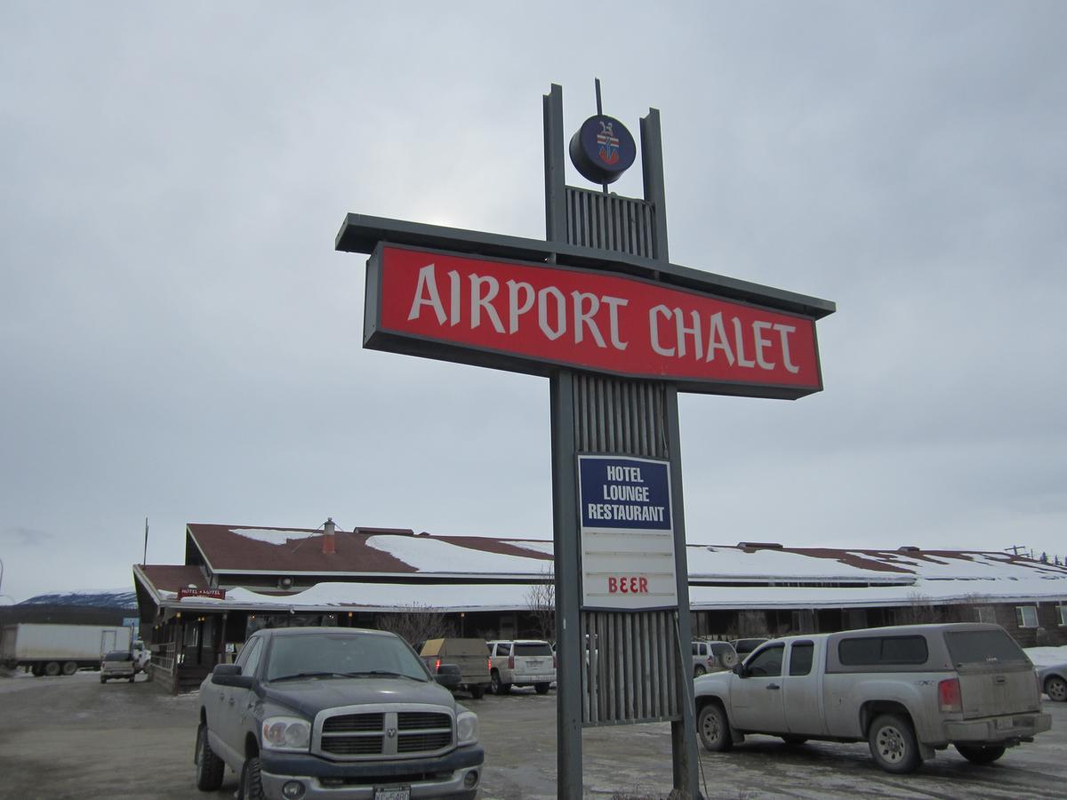 Airport Chalet Уайтхорс Экстерьер фото