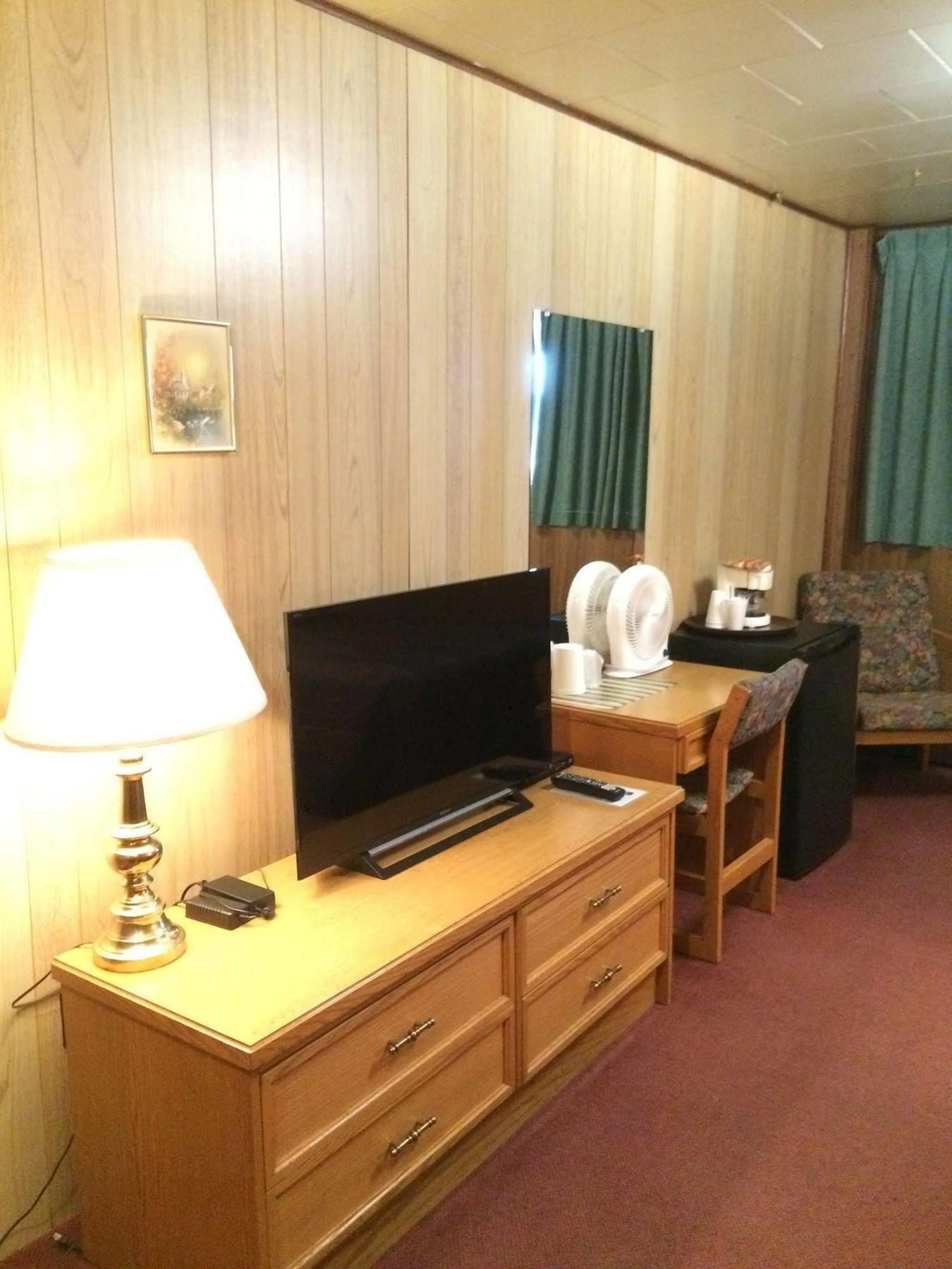 Airport Chalet Уайтхорс Экстерьер фото